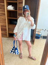 Load image into Gallery viewer, Checks out bag
